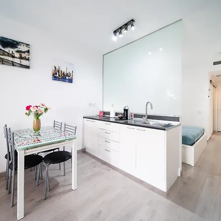 Angel's House At Club Atlantis 아데제